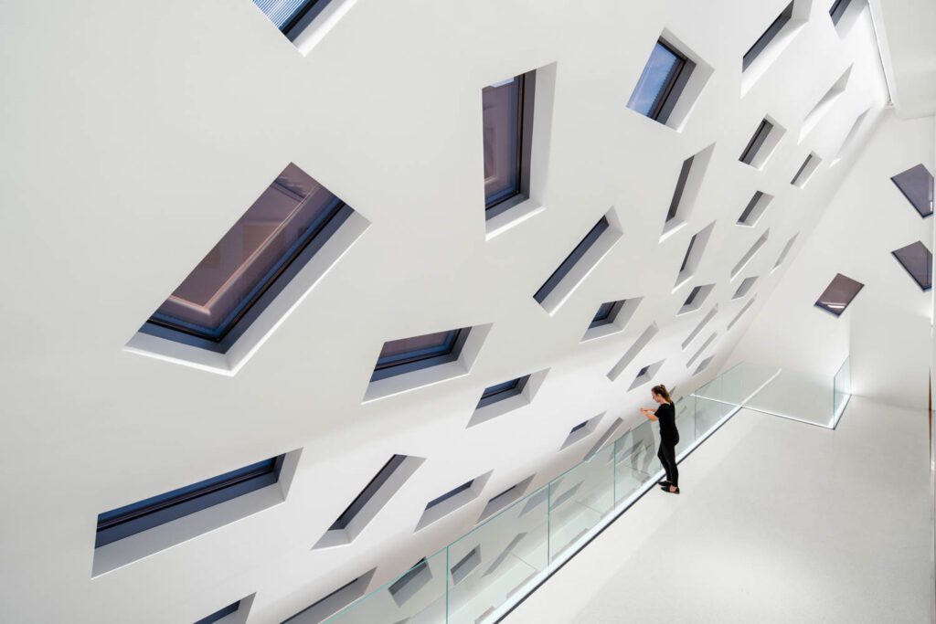 空气中庭占用馆一端