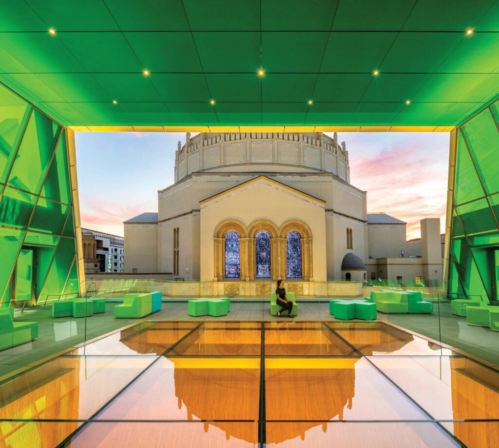 台面压玻璃墙和金属板与寺庙染色玻璃窗相协调玻璃天窗下望事件大厅