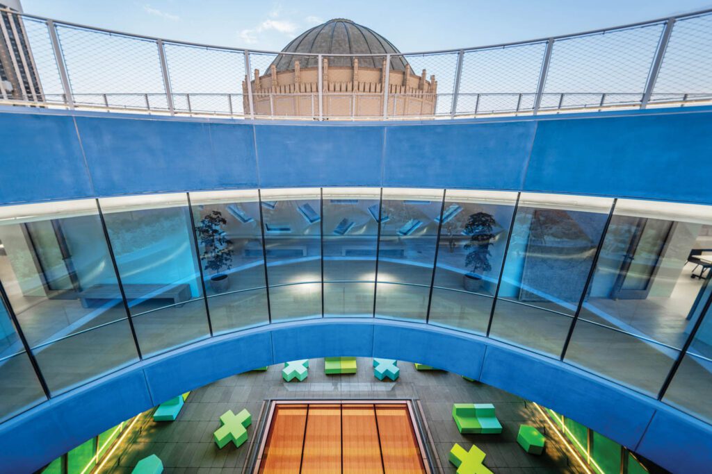 屋顶和三楼圆形开口环环绕