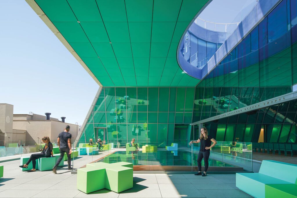 Terrace家具由Renzo钢琴建厂提供,预播混凝土铺设器被稀疏染色以反映项目总体色调