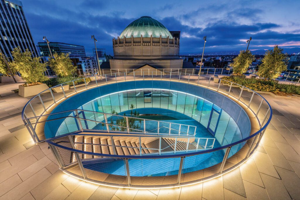 其预播混凝土铺设器与人造屋顶颜色不同