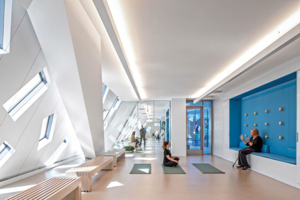 自定义长椅和装饰装饰板把通道转换成宿位