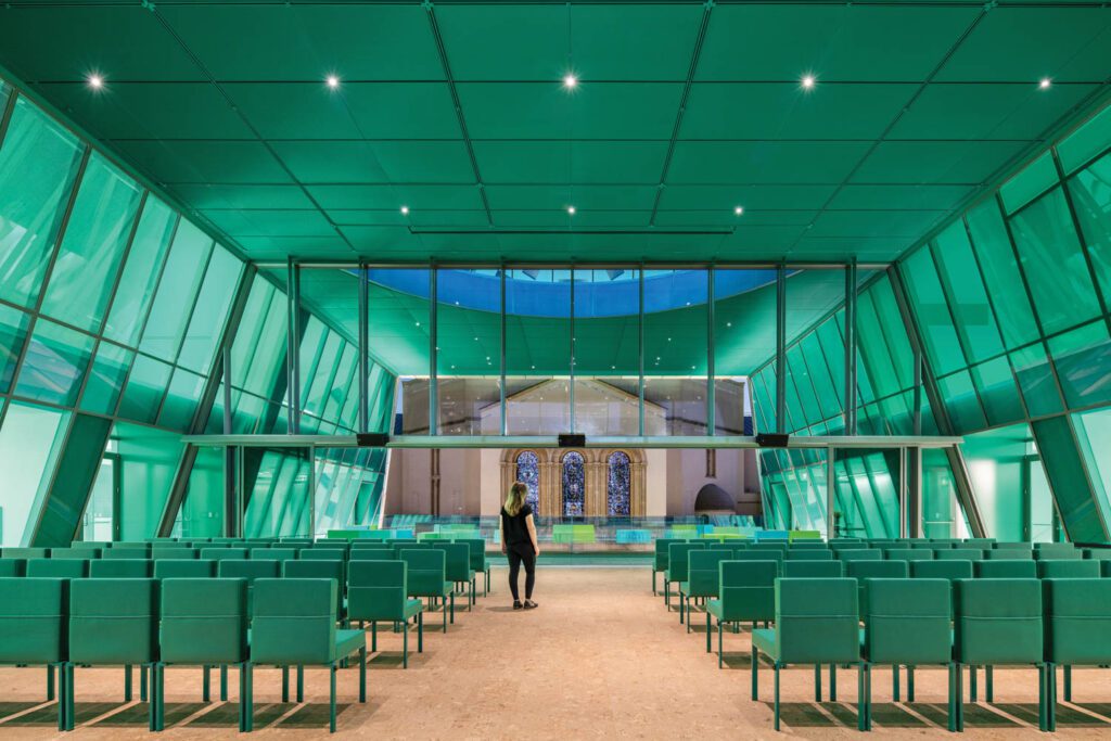 梯田无缝流进小教堂 楼下软木