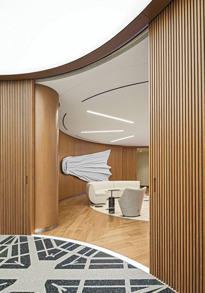 Karim Rashidklod沙发和Pierre Paulin Anda座前