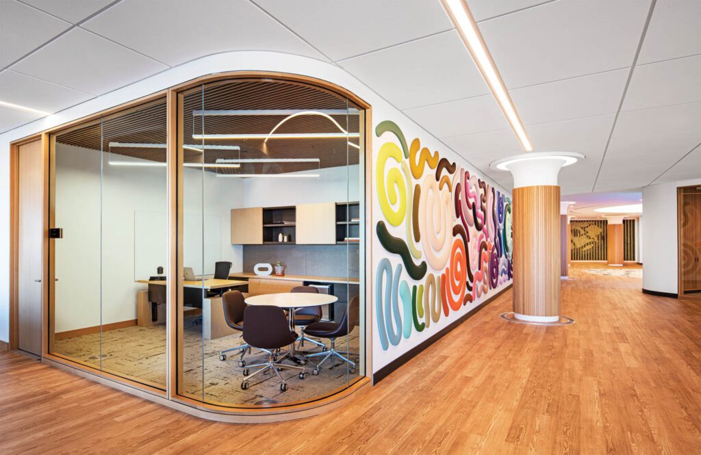 外办公,Josh Sperling画布连接走廊, 楼下为LVT和工程橡树