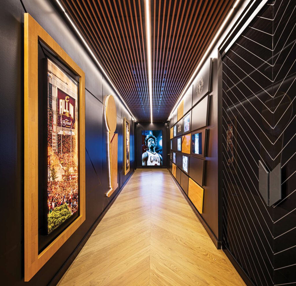 白雾电流Cavs Coridor并通向数字屏幕显示最近游戏的亮点