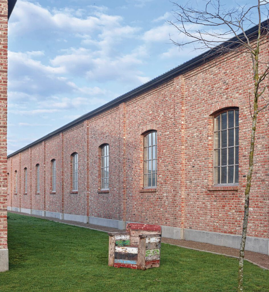 从马厩丢弃的木材组成室外轮椅