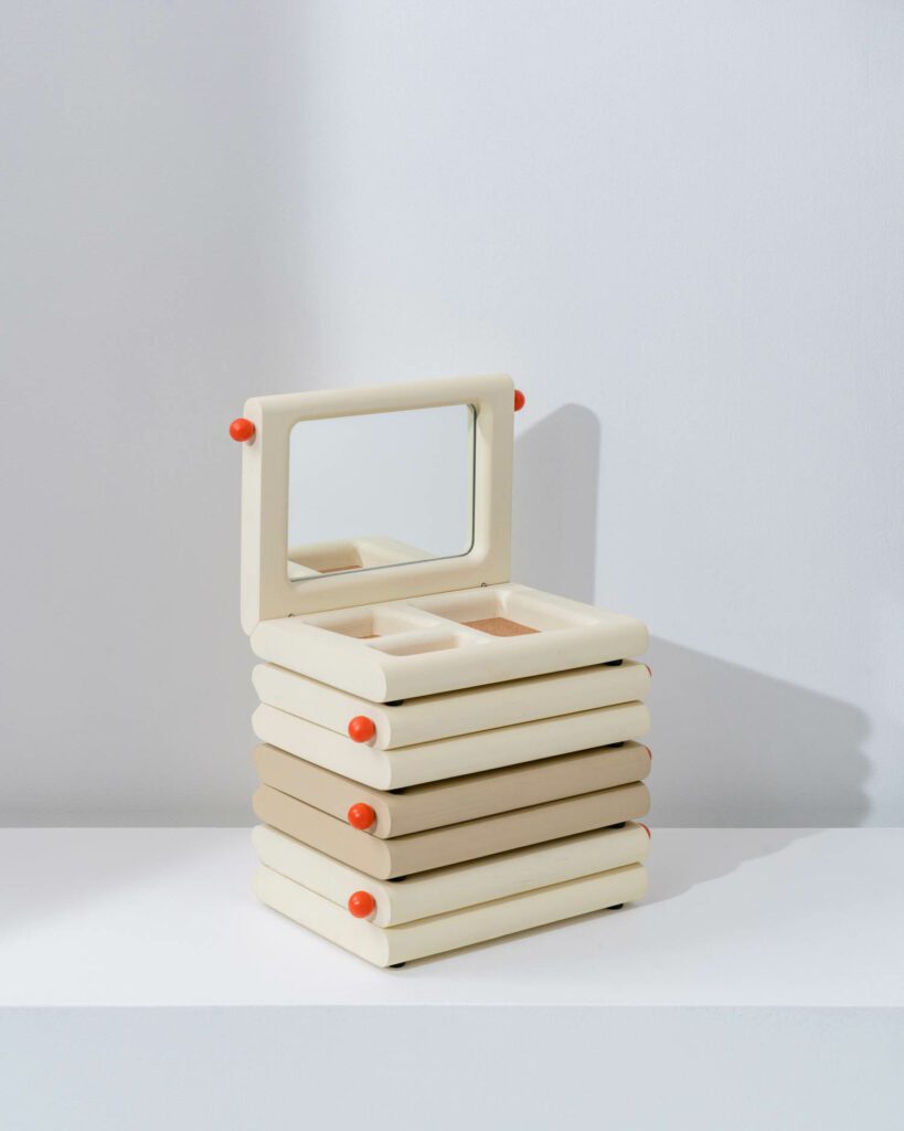 Sarah Burns手工艺文玩不动堆装首饰盒(最能从老珠宝库中置银子)用松树、Maple、牛奶涂料、cork和镜像制作