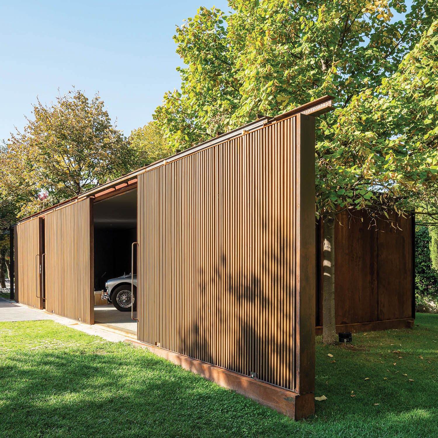 板条在560 swaure英尺展示车库