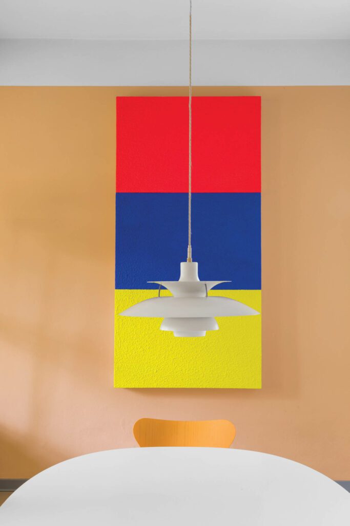 Louis Poulsen嵌套挂在Peter Halley画布上