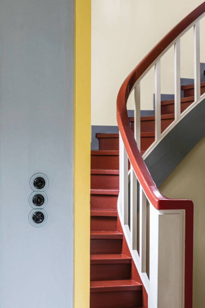 红楼梯带白栏杆