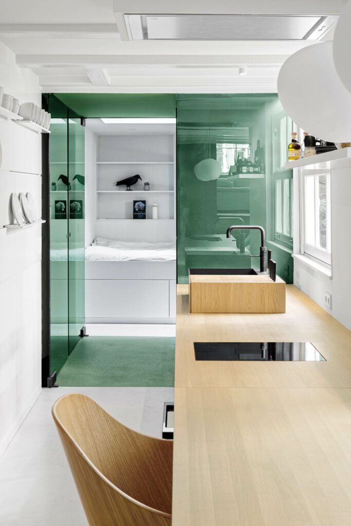 泛绿色玻璃拆开客房 和阿姆斯特丹运河