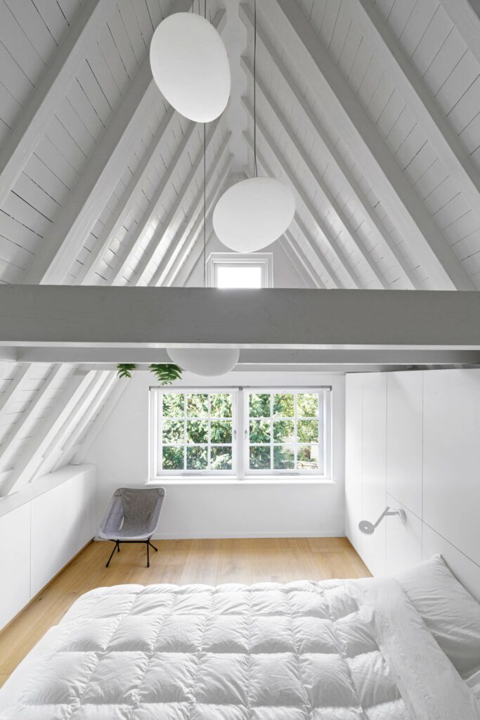 带白床和软封装板的框架卧室