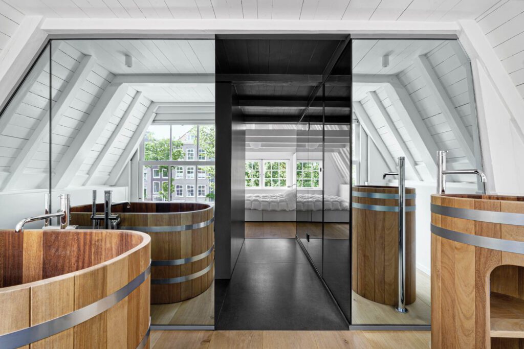 卫生间内有日语启发浴缸和虚荣