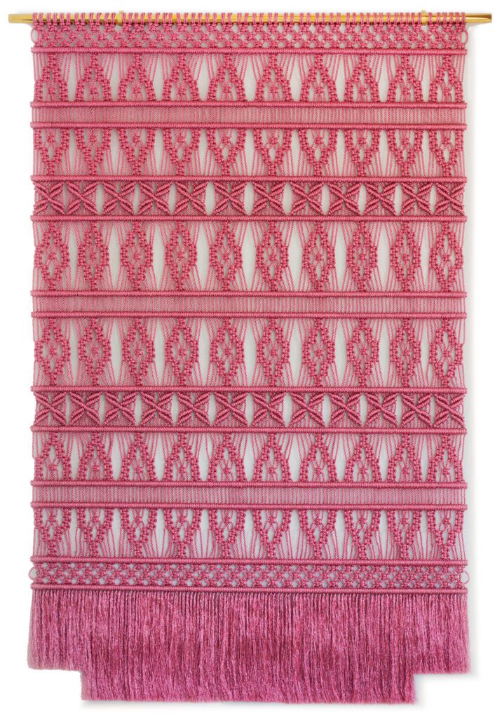 新墙上悬浮着智利原住民马普切使用技术