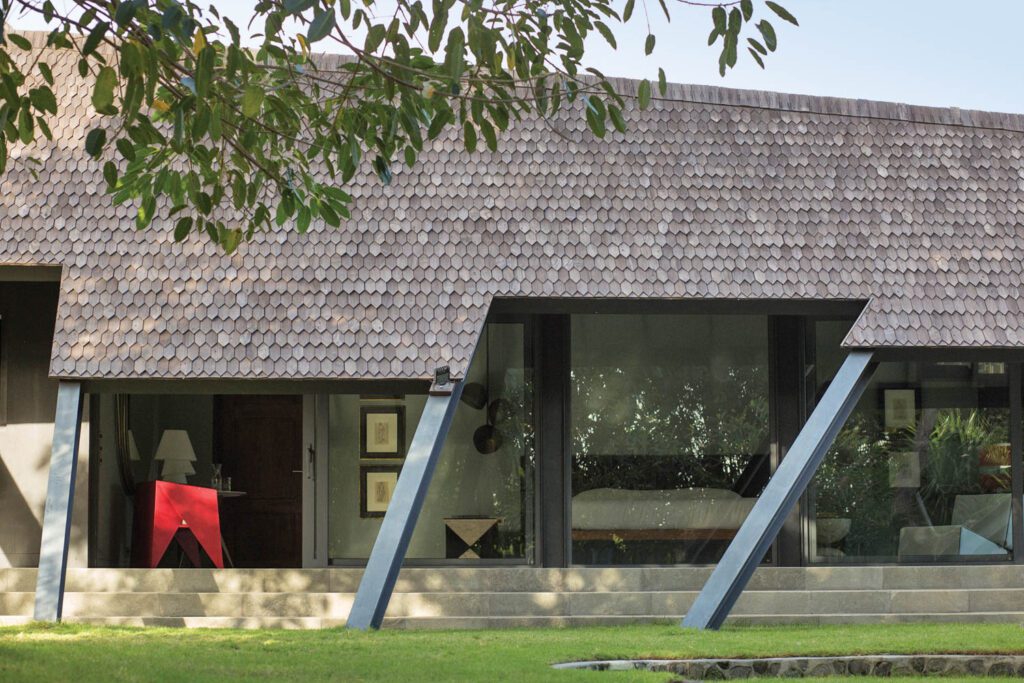 红椅外可见初级卧室