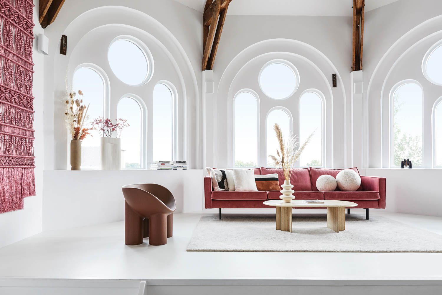 沙发是纯洁的家和角色保利装饰客厅的椅子前教堂。