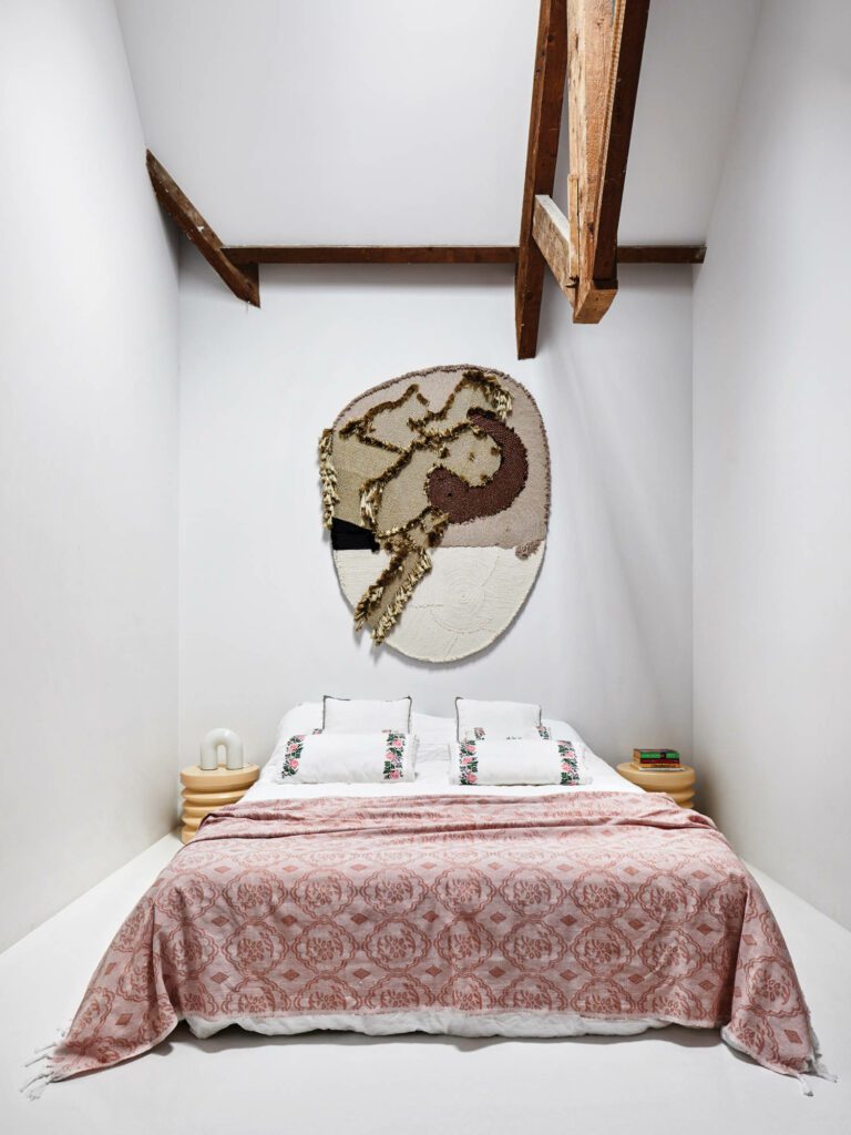 原创光束建自1896年和轻洗 stucco墙面,为初级卧室带来超品