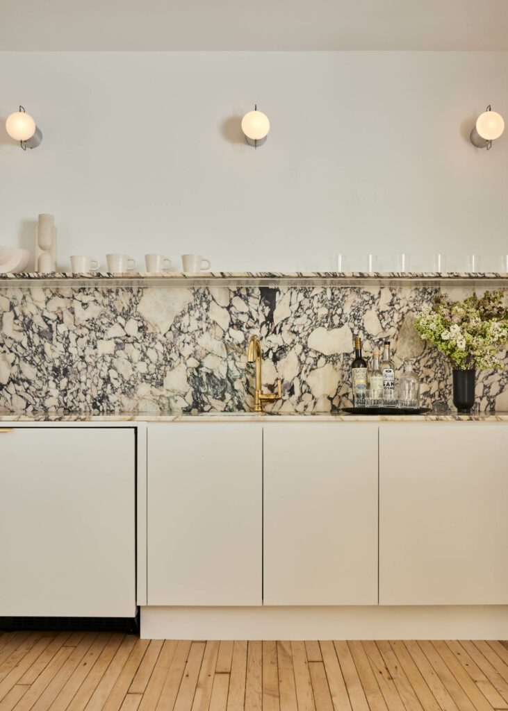 workworks水槽和水龙头上排队,Calacattaviola大理石反冲和从Bas Stone反冲