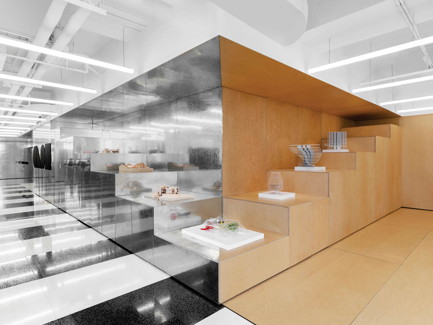 黑白楼面板钢墙让位