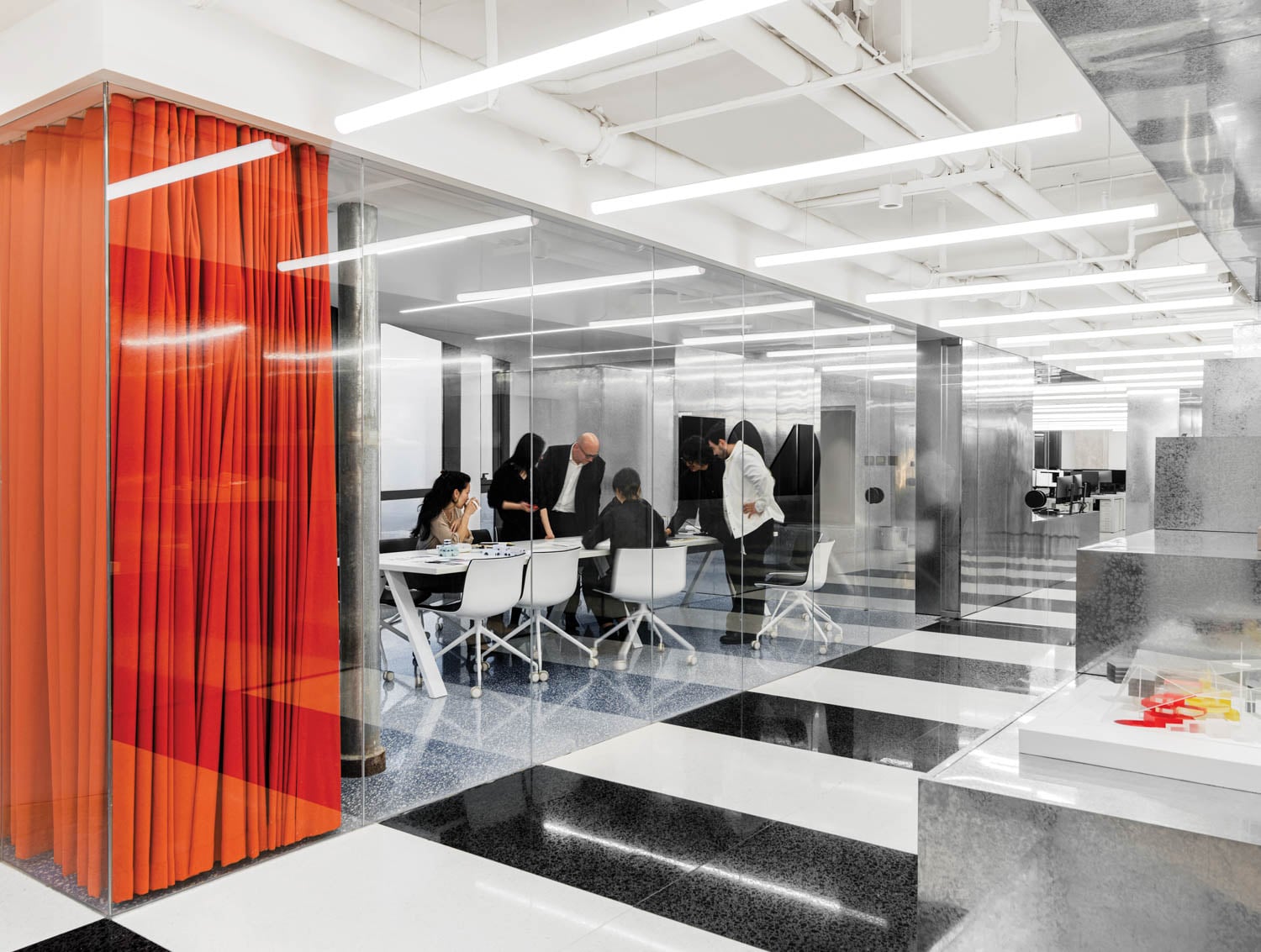 橙色窗帘后玻璃窗