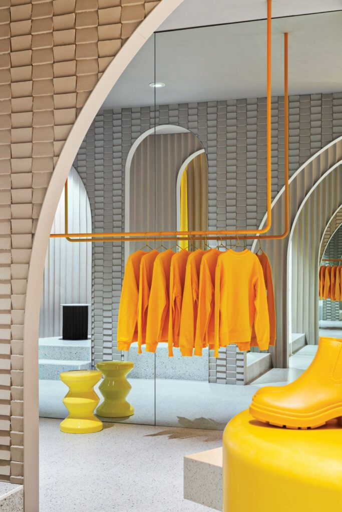 橙色衬衣挂在展室的架子上