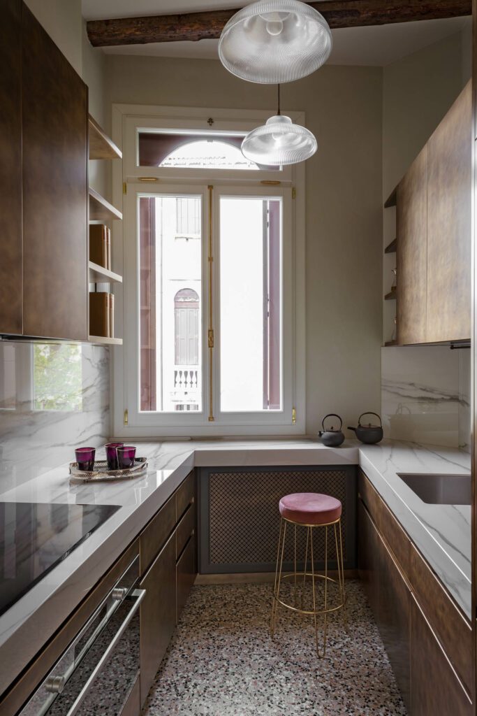 现代厨房配有本地大理石顶台