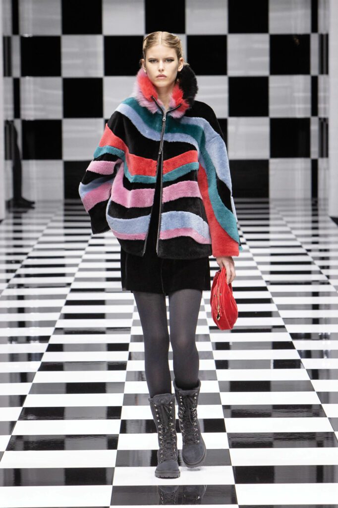 Armani模型穿多色斑马式条纹大衣走板