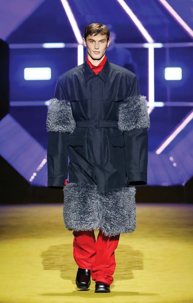 雄性Prada模型沿跑道行进