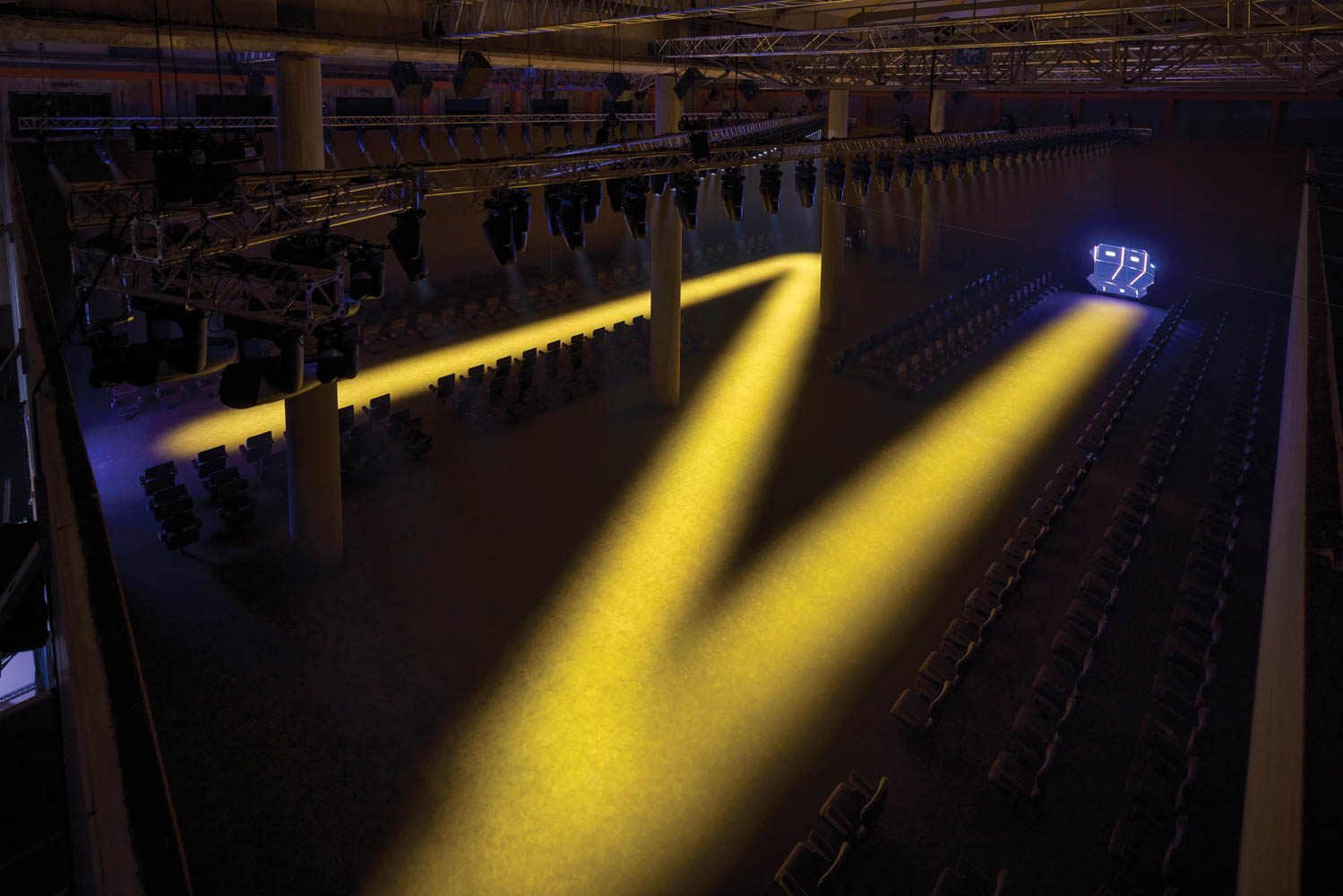 Prada跑道像si-fi集