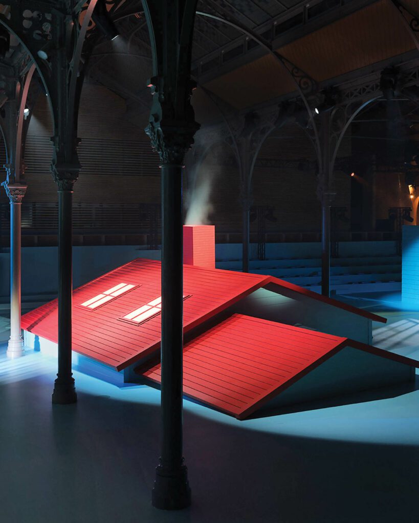 红色屋顶似乎沉入地板