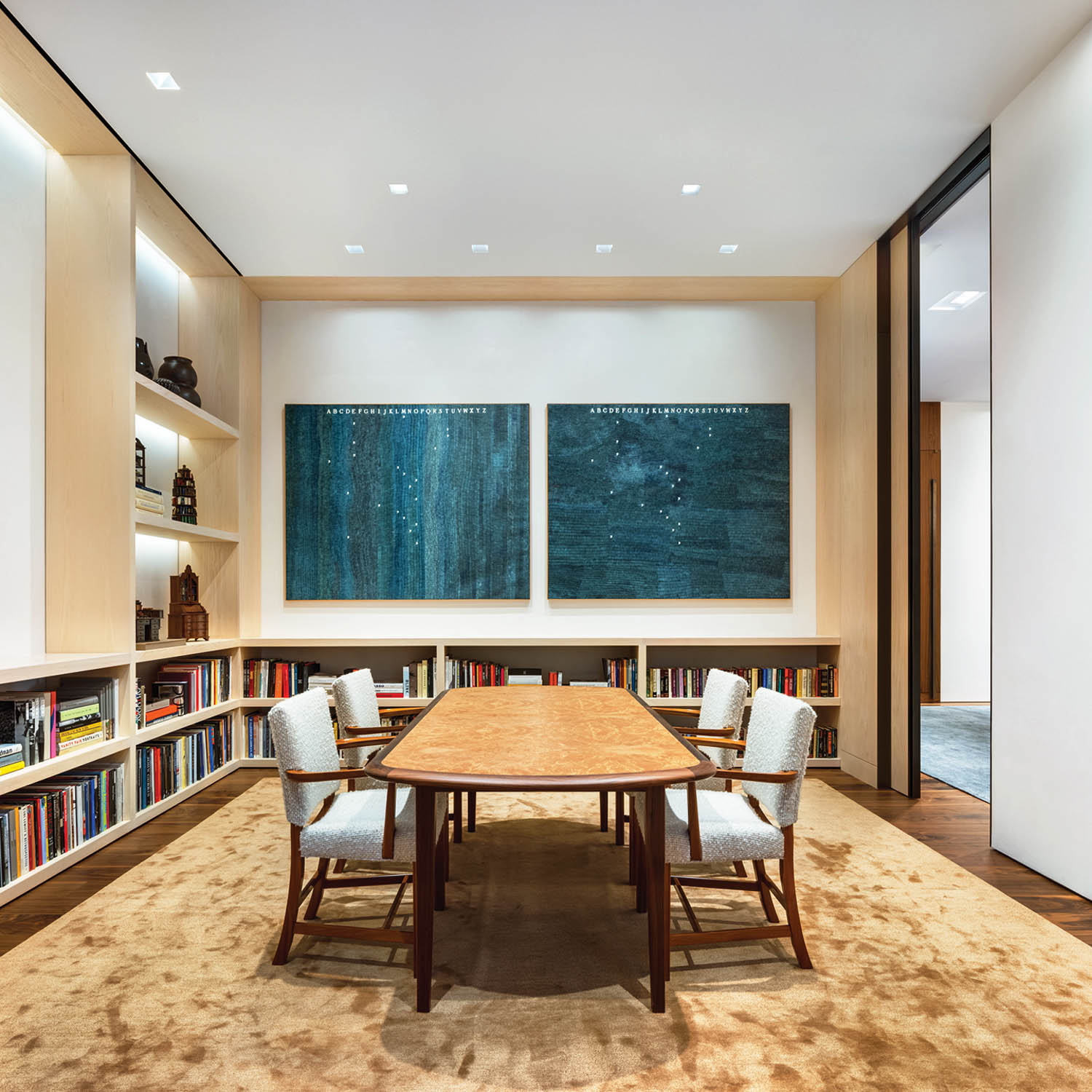 会议室用白椅子环绕公共表