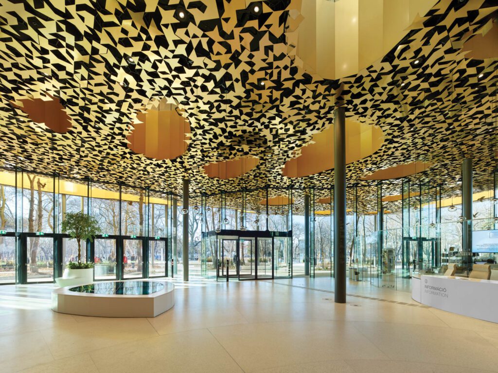 超过3万块抽象叶子调用林林树冠装饰大厅和其他底层空间的天花板