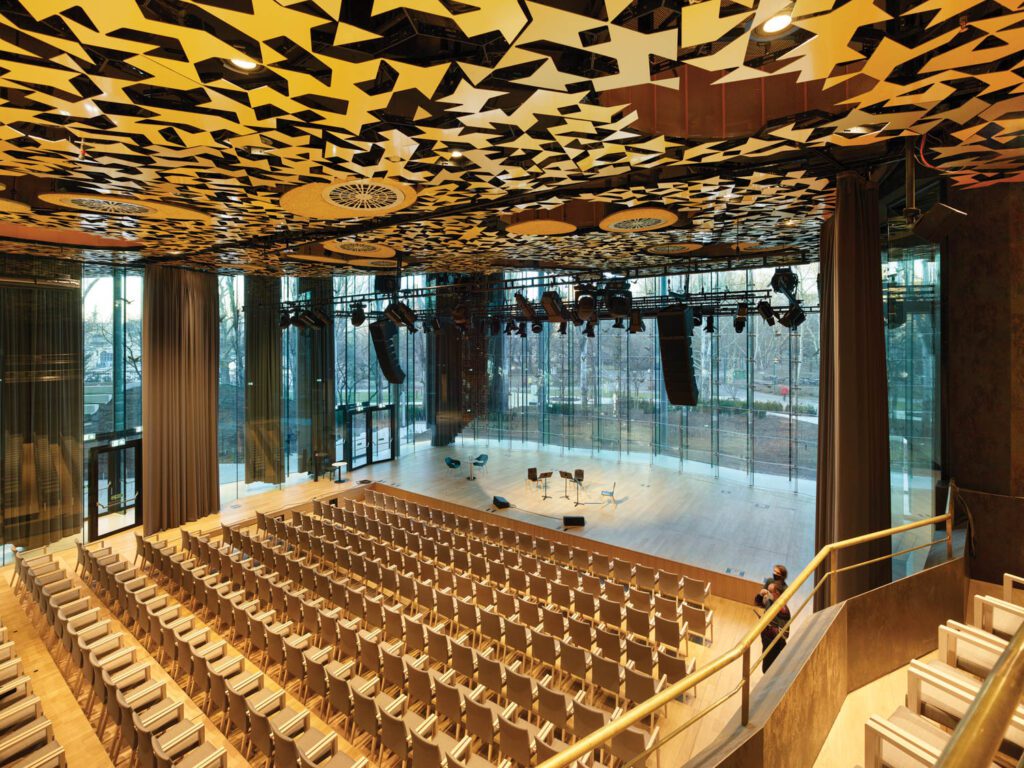 320座音乐厅的玻璃墙向表演者和观众提供不受干扰的园区视图