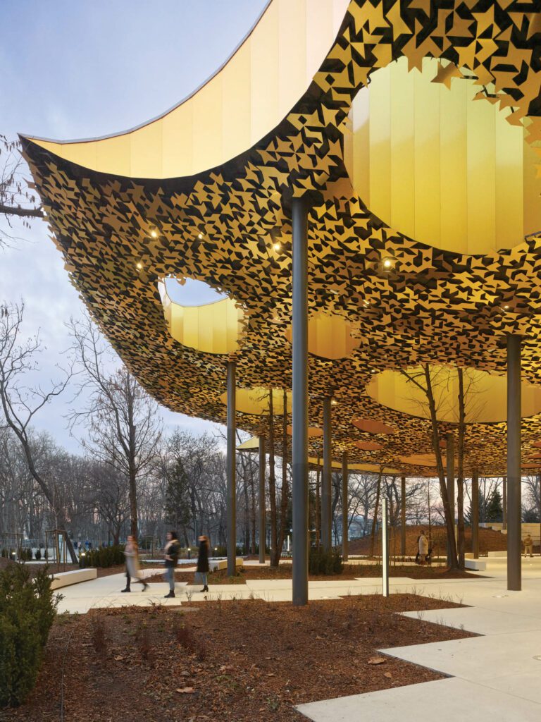 深Eaves为室外音乐会和演唱会提供避风港,