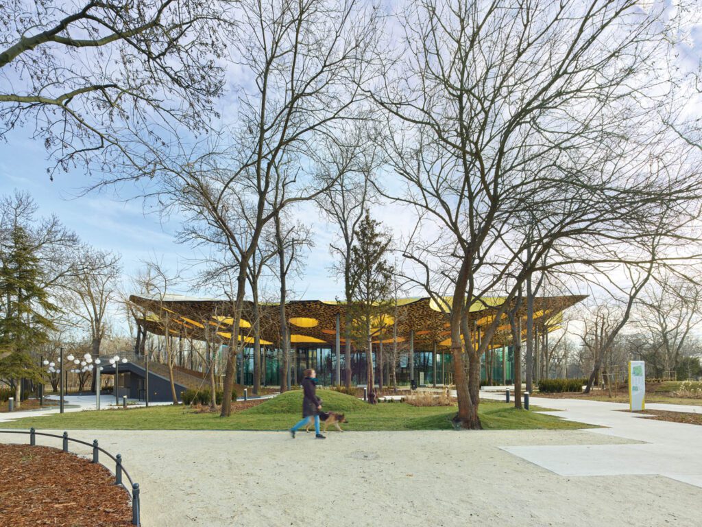 悬浮屋顶虽有非标定式,但无处爬过周围树顶高度