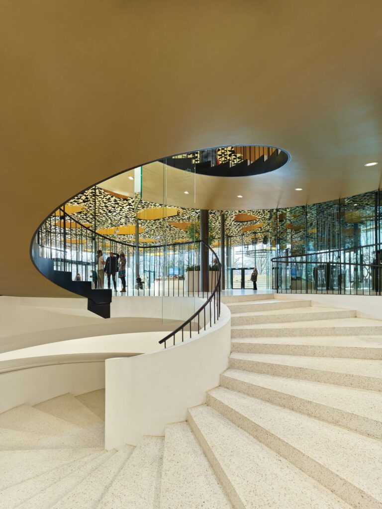 螺旋阶梯下降到地下层展览空间时,它变混凝土