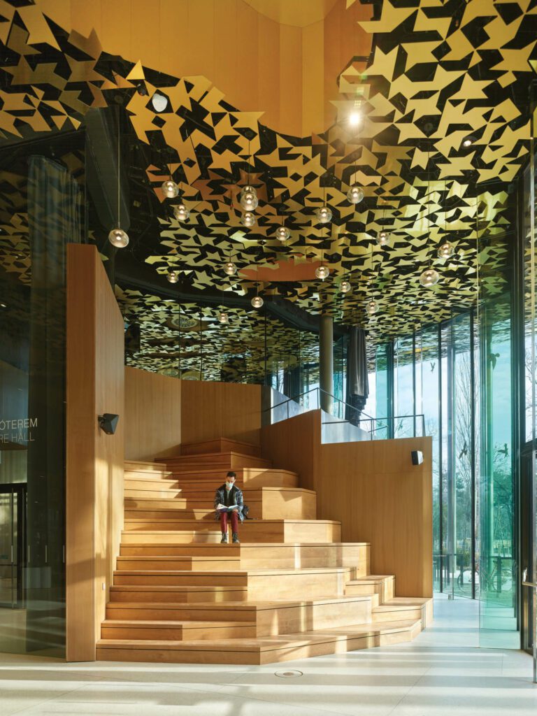 Wooden漂白板提供静默点 坐在大厅角