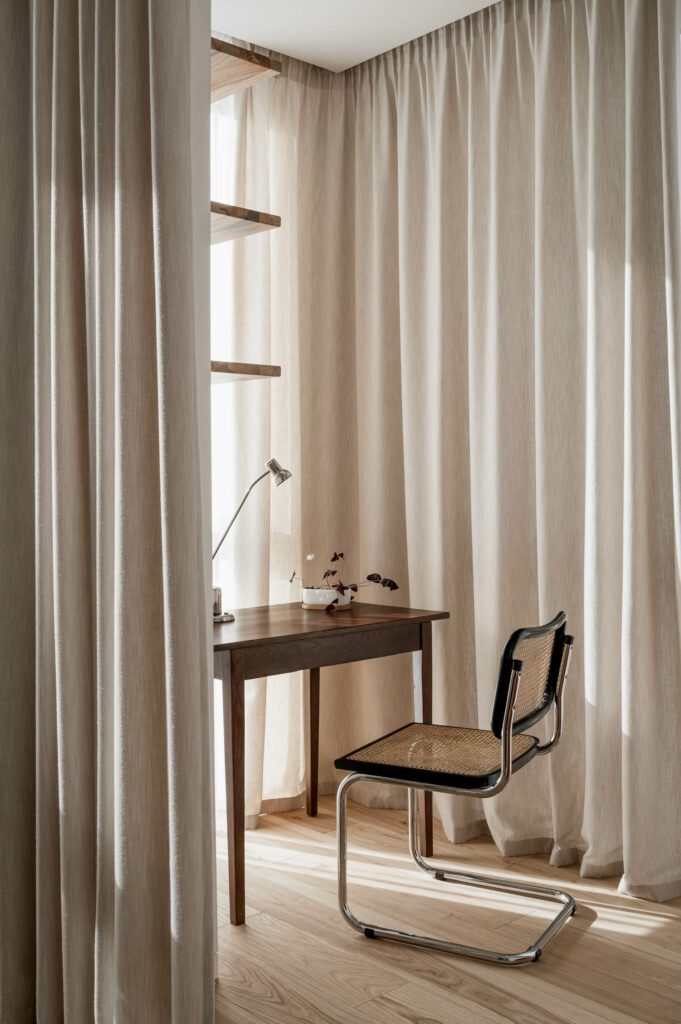 Koti公寓办公桌和座椅由Igor Havryenko