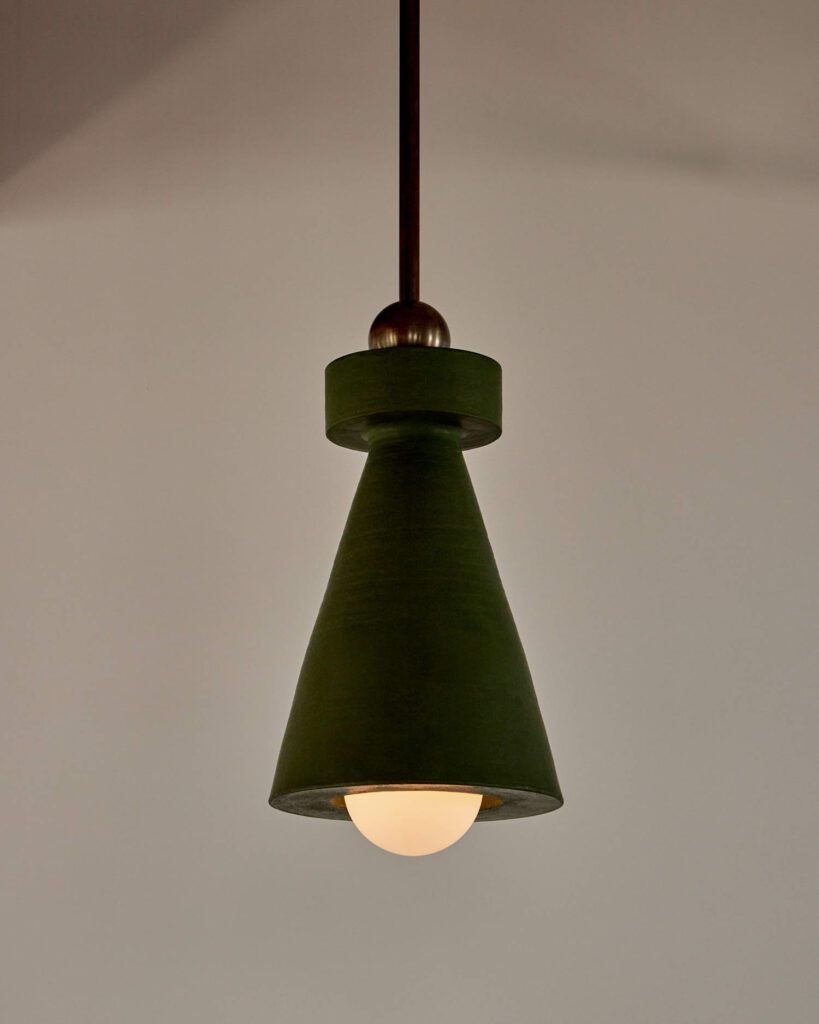 前2020年协作有6个黑白灯固定装置,8件新集合介绍三种新颜色,包括暗绿