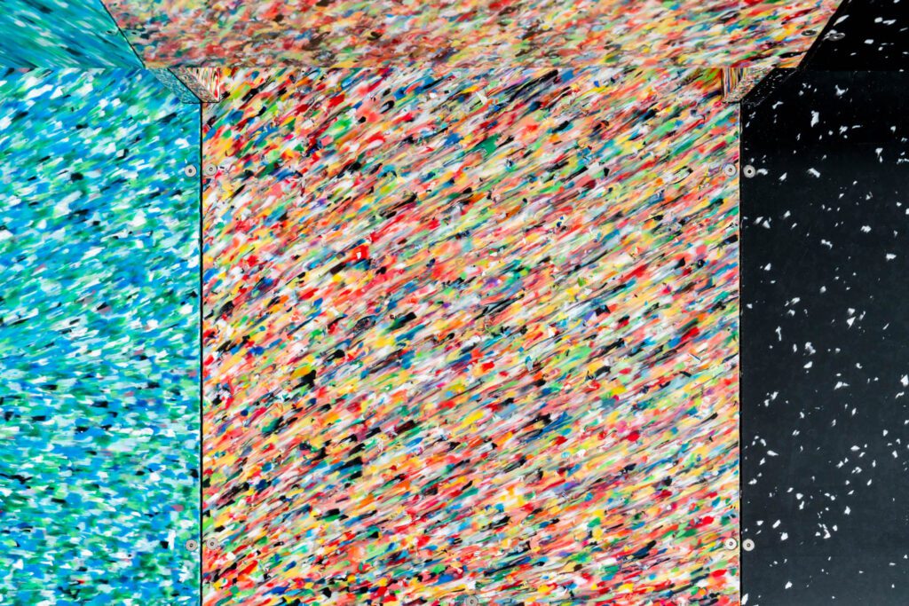 轮椅显示通过颜色反射回收塑料芯片微小细节