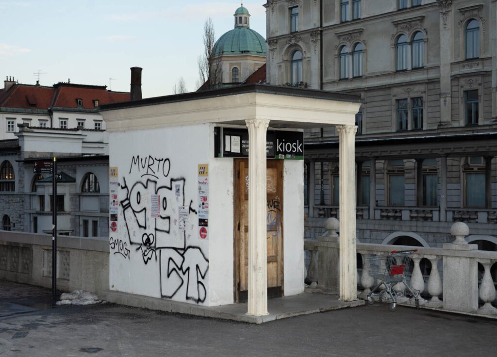 由Jože Plečnik设计并自此翻新的报亭, 并会用它为知名斯洛文尼亚架构师游览的起始点, 加尼图拉制作平台小展览空间以及其他制作平台团队照片由Peter Rauch提供