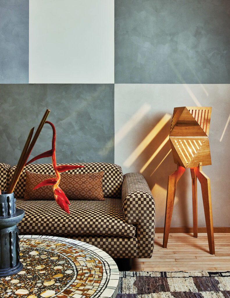 weartlerDurant沙发后方和适当篮球法院套件中的老式灯,调用是因为房前生曾为YWCA,超大方形和矩形套装纹画