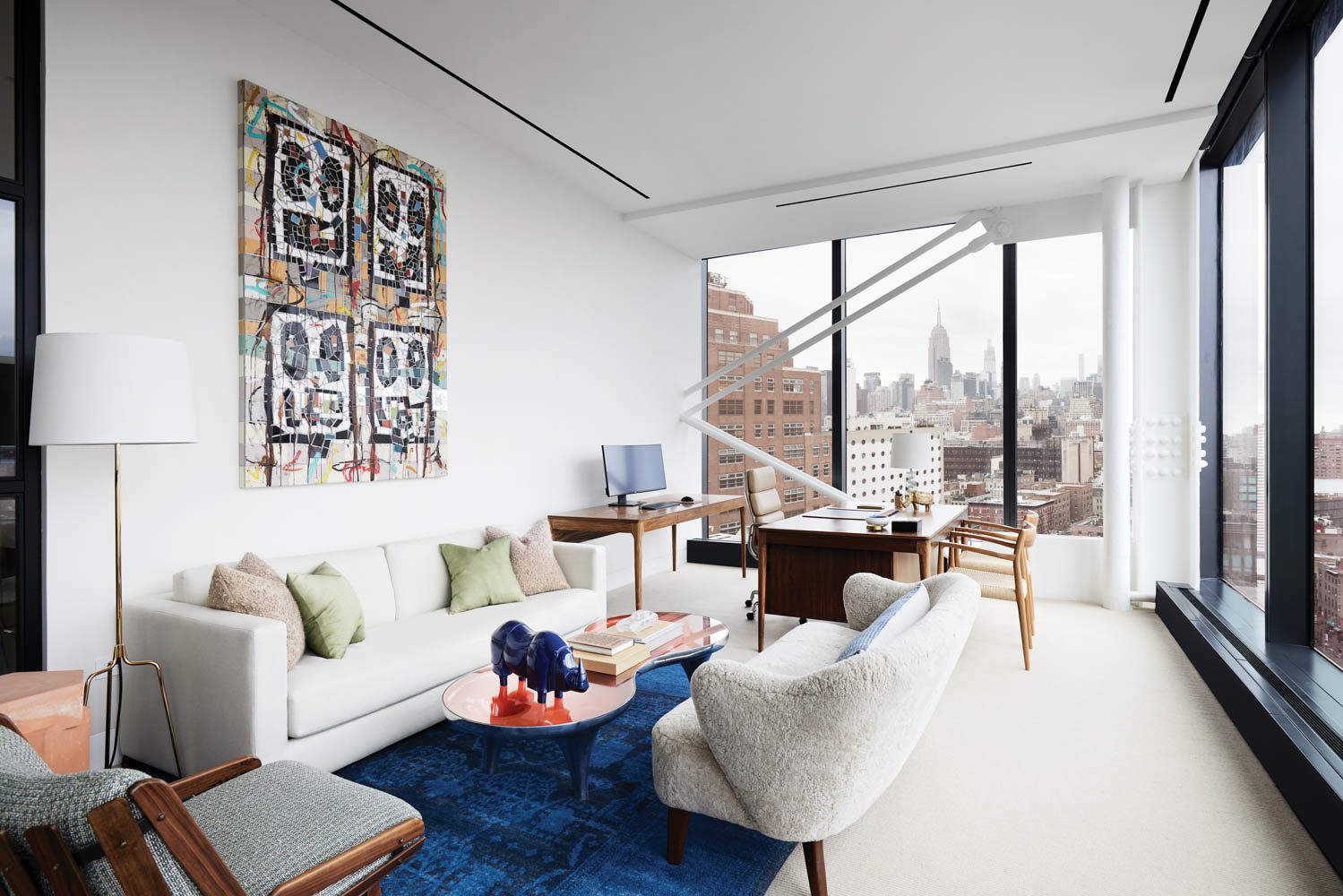 图形艺术挂在白沙发和蓝地毯上