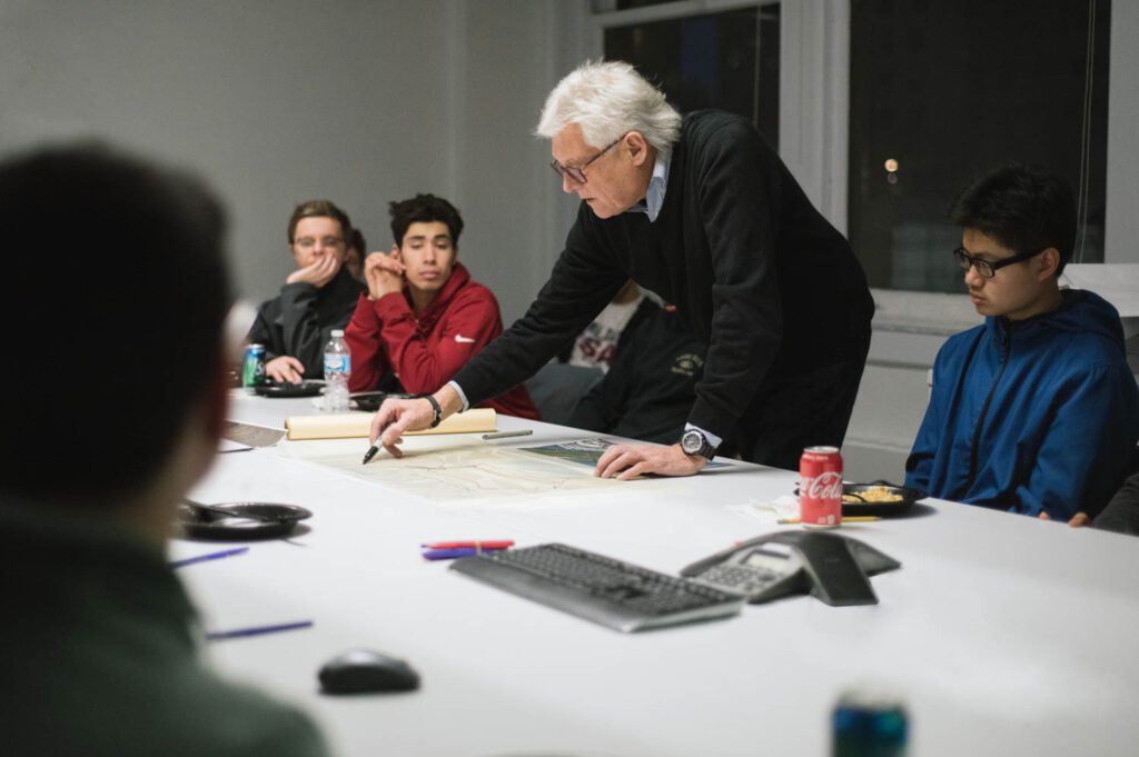 Mark Dewalt靠在绘图表上