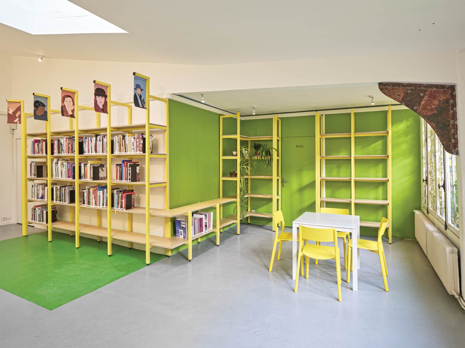 绿墙和黄椅子口音AWRE书架墙