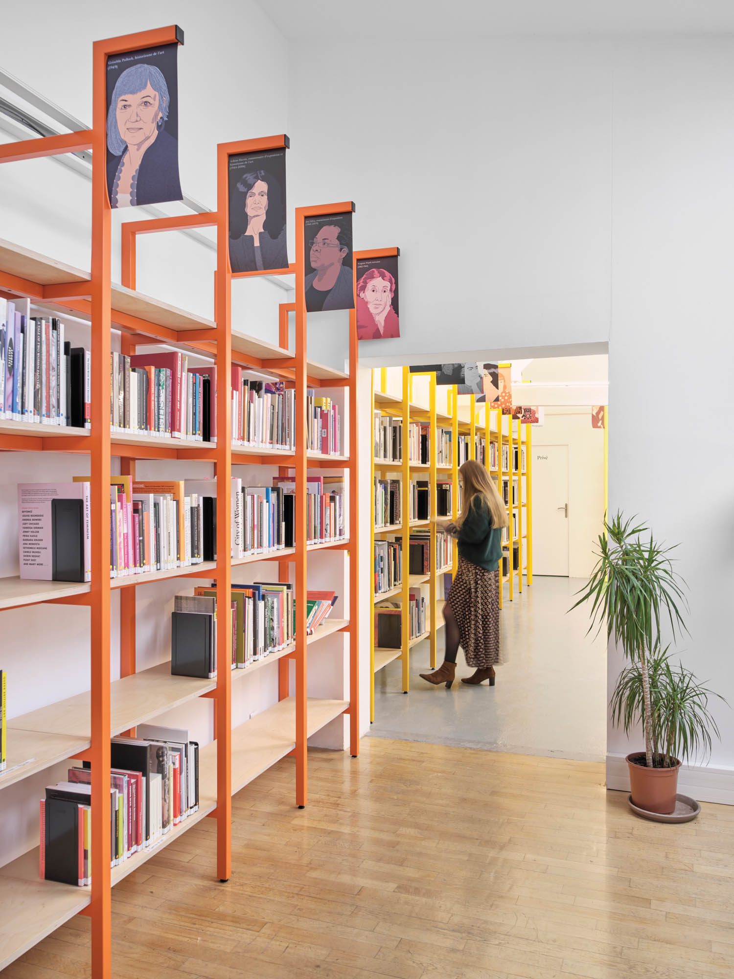 橙色口音架上AWRE书架