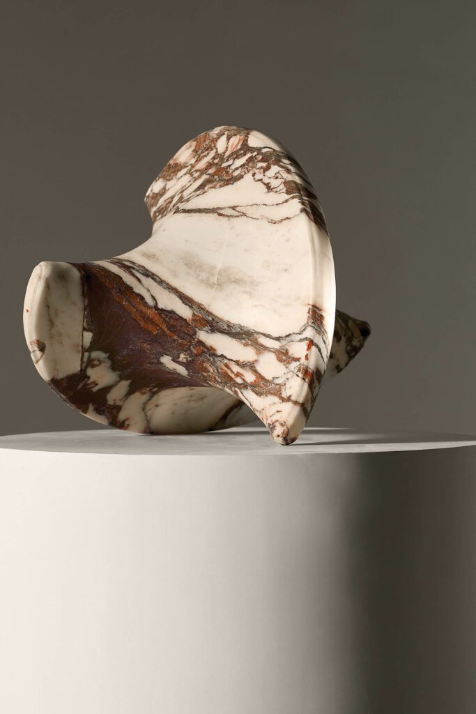 物体2牛皮刻画由Matthew Fisher编译的Calacatta Viola大理石照片由Michael Druce和Jake Vinsek制作