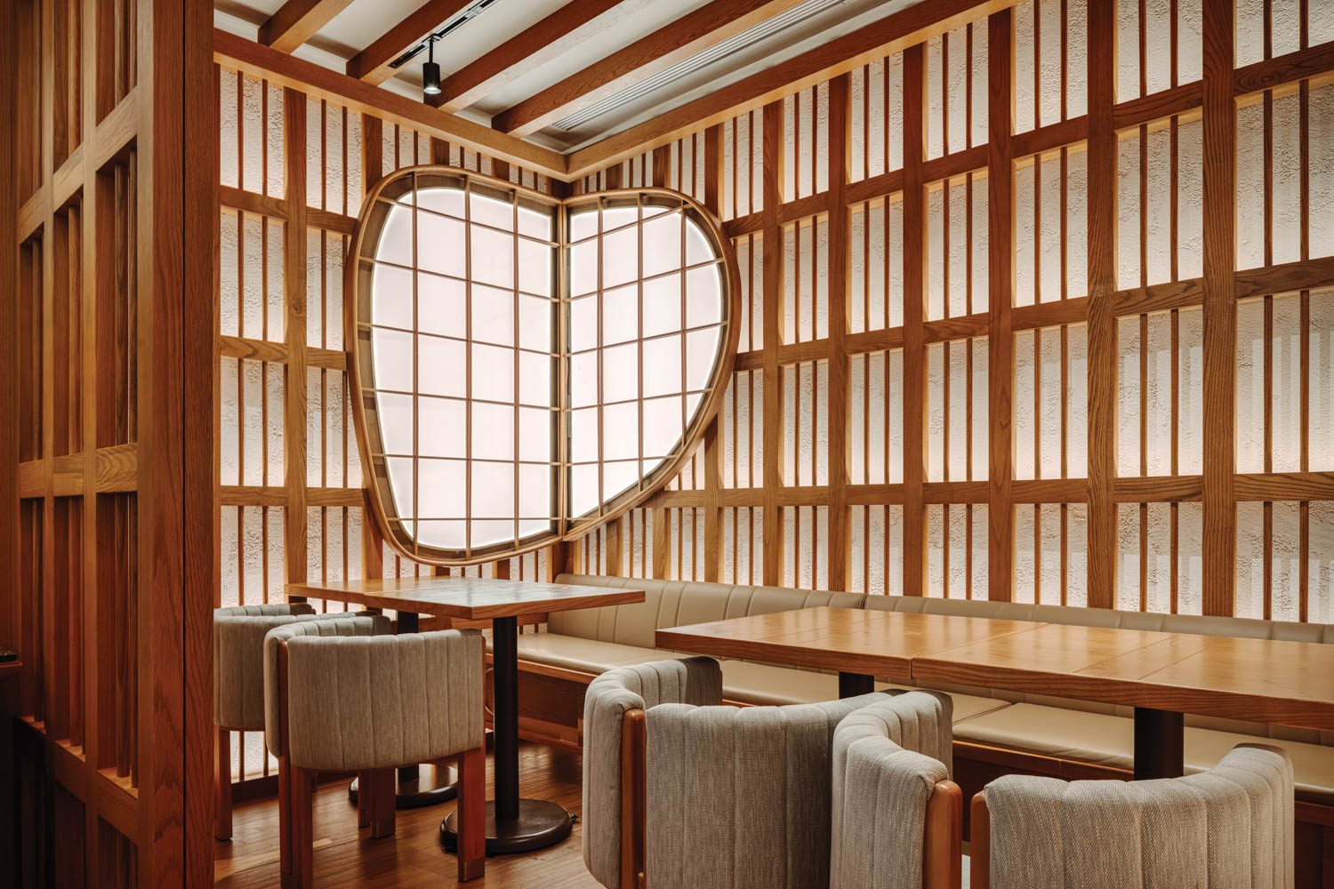 高野拉明市圆形窗