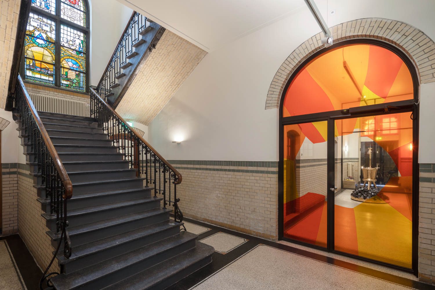 左上楼梯和染色玻璃窗日期右侧是StudioJob展览入口